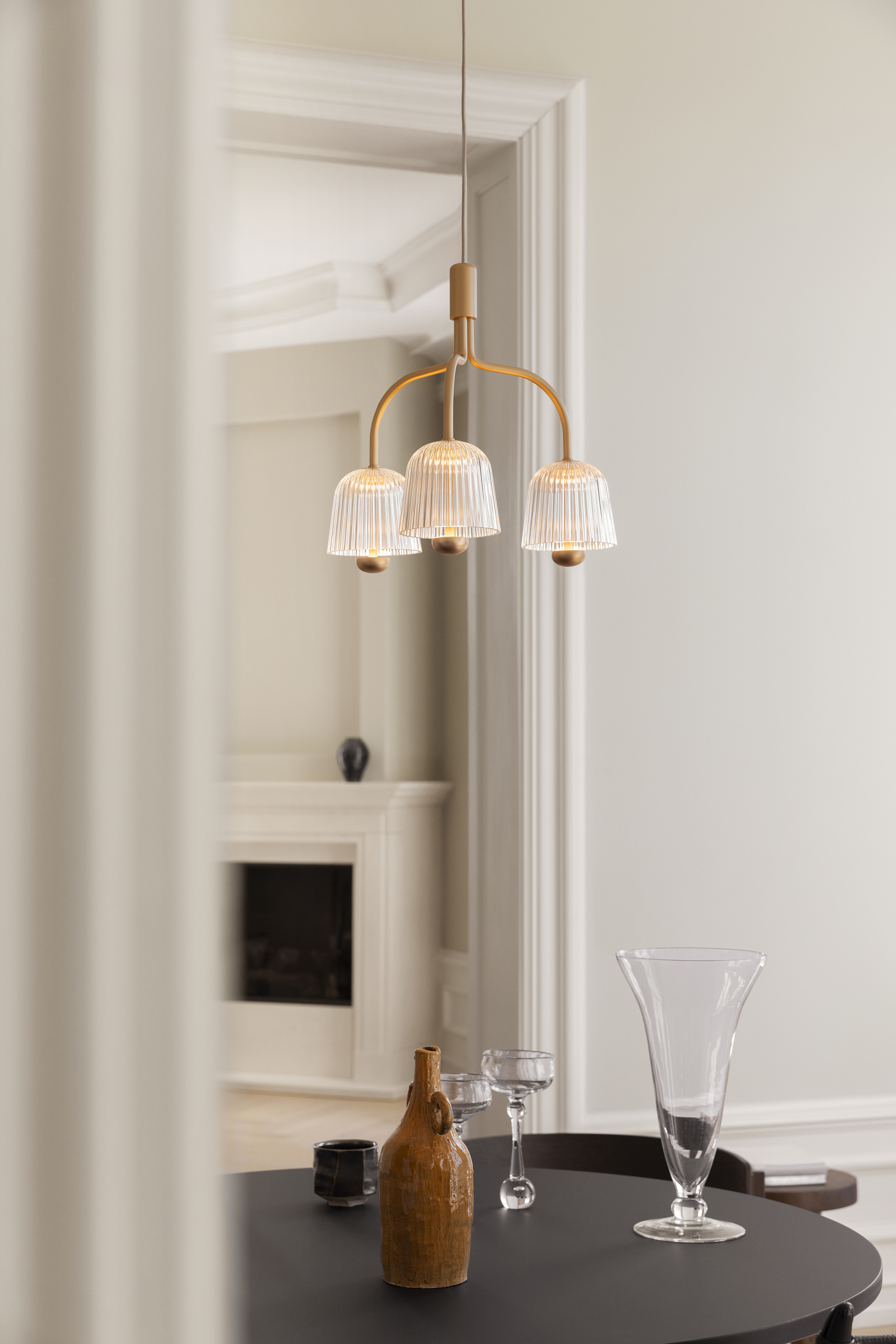 2171001 2 Nuura Asteea3 satin brass ripple clear Lifestyle 4