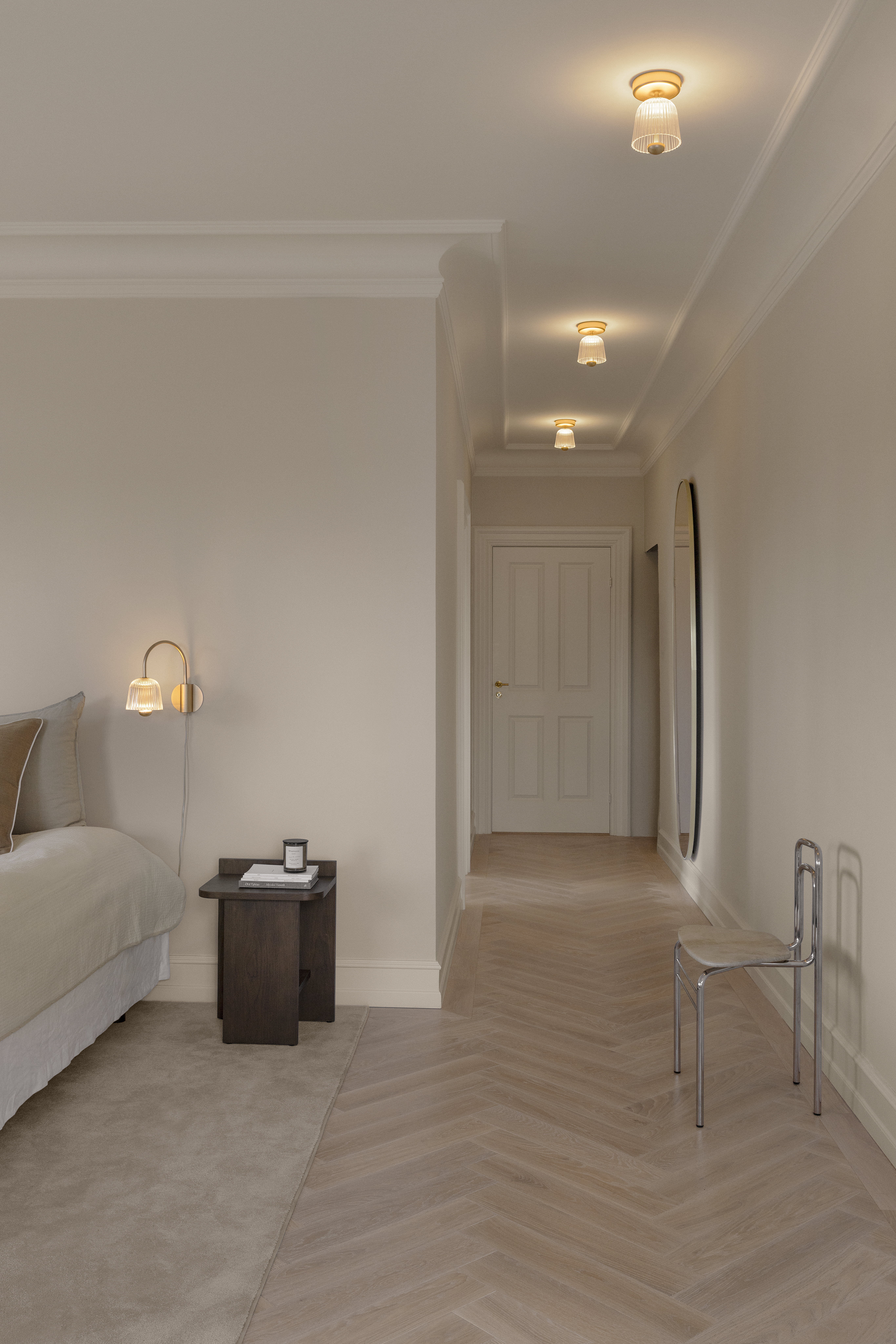 2176001 3 2175001 4 Nuura Asteea Wall Asteea Ceiling satin brass ripple clear Lifestyle