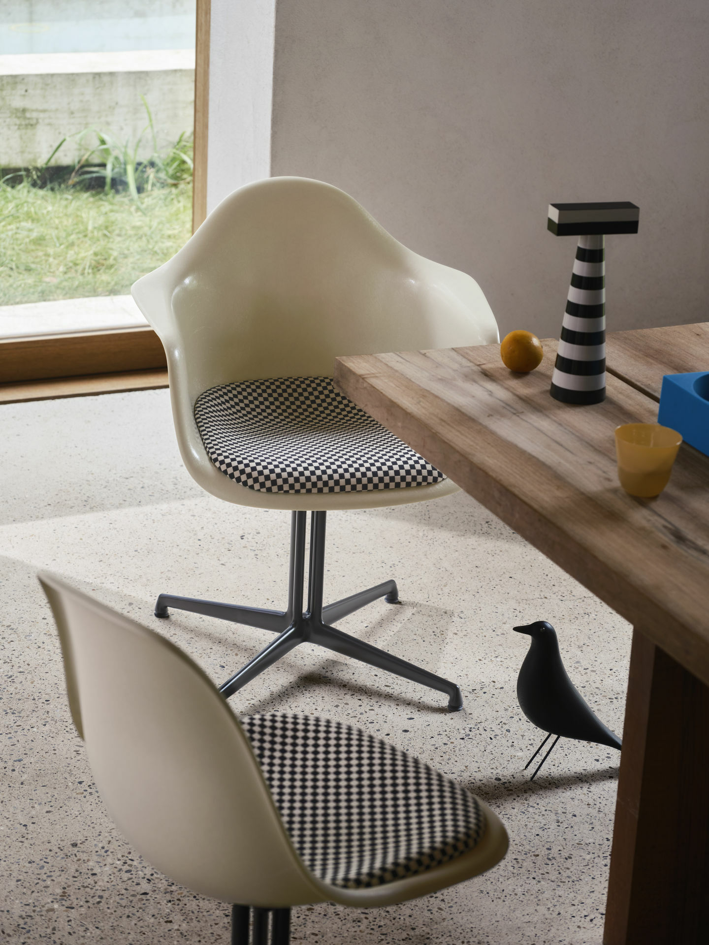 9576076 Eames Fiberglass Side Chair DSL Eames Fiberglass Armchair DAL v fullbleed 1440x
