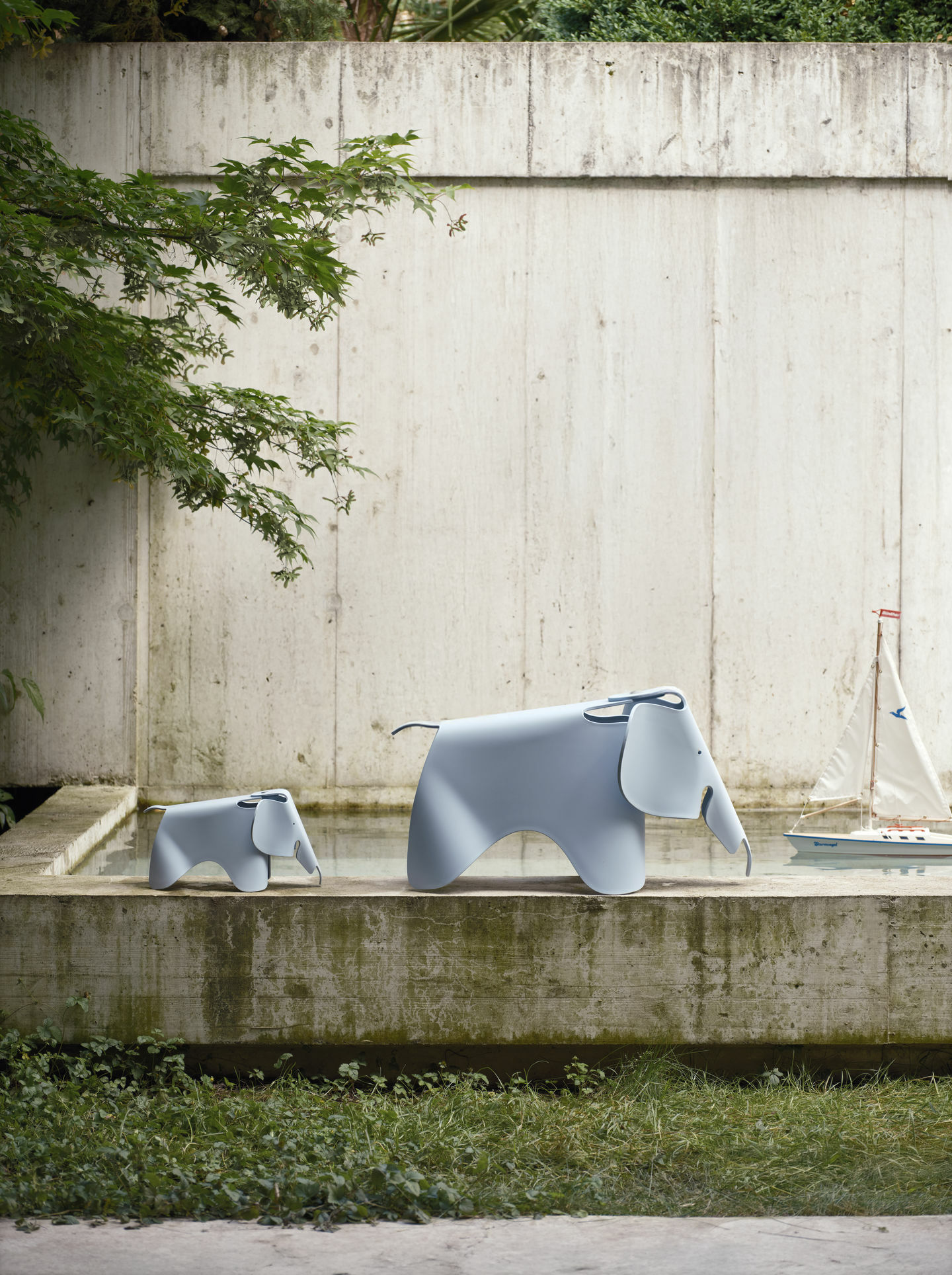 9579702 Eames Elephant Eames Elephant small sky blue v fullbleed 1440x