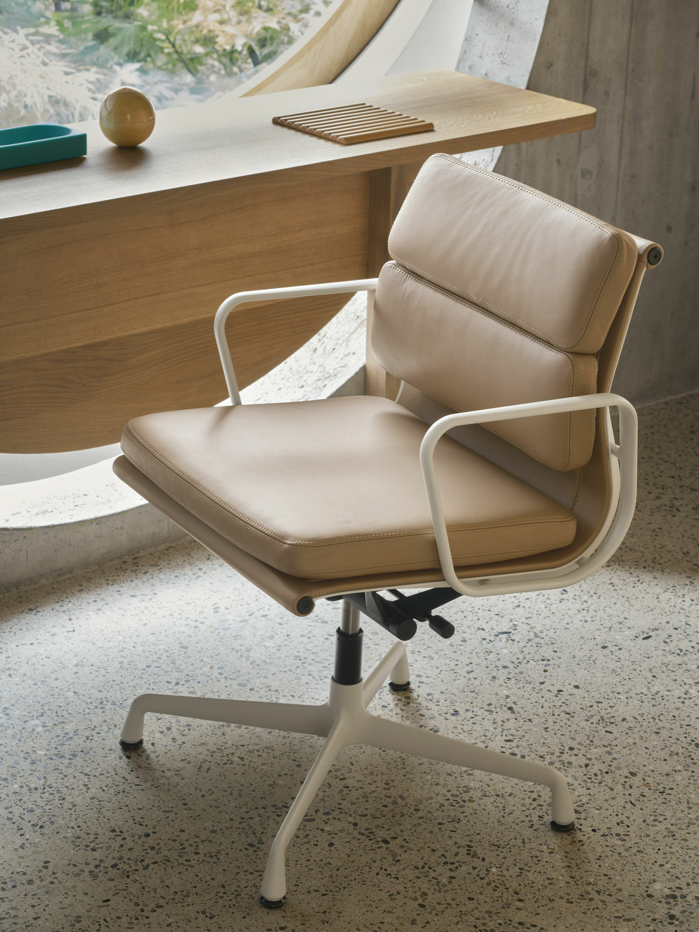 9579712 Eames Soft Pad Chair EA 231 chalk v fullbleed 1440x