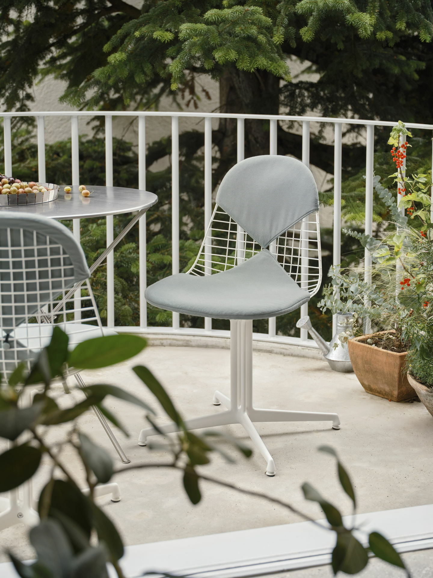 9580156 Wire Chair DKL Outdoor Bikini v fullbleed 1440x