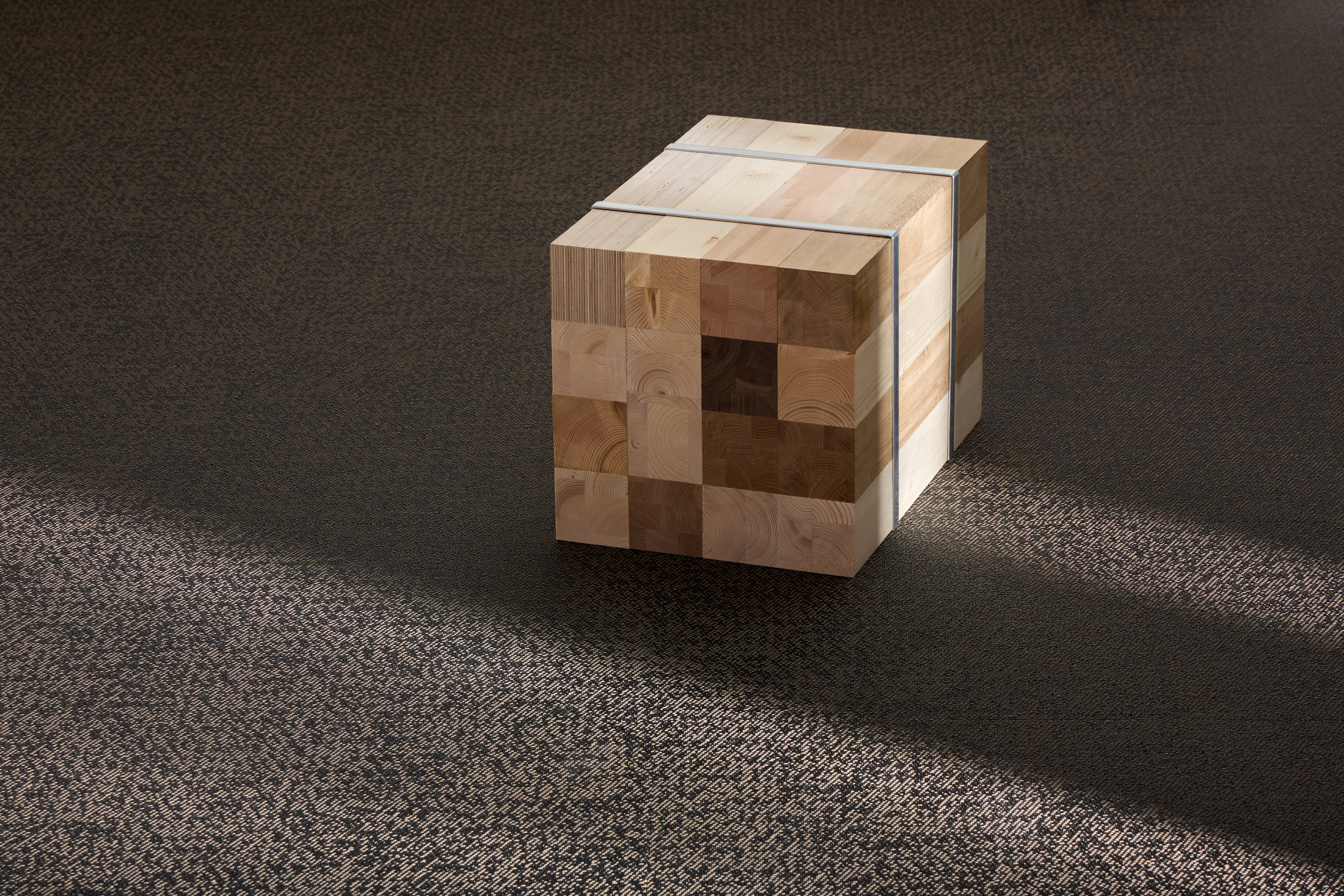 Bolon Flooring Riff Blackish Taupe tiles close1 L s RGB webres