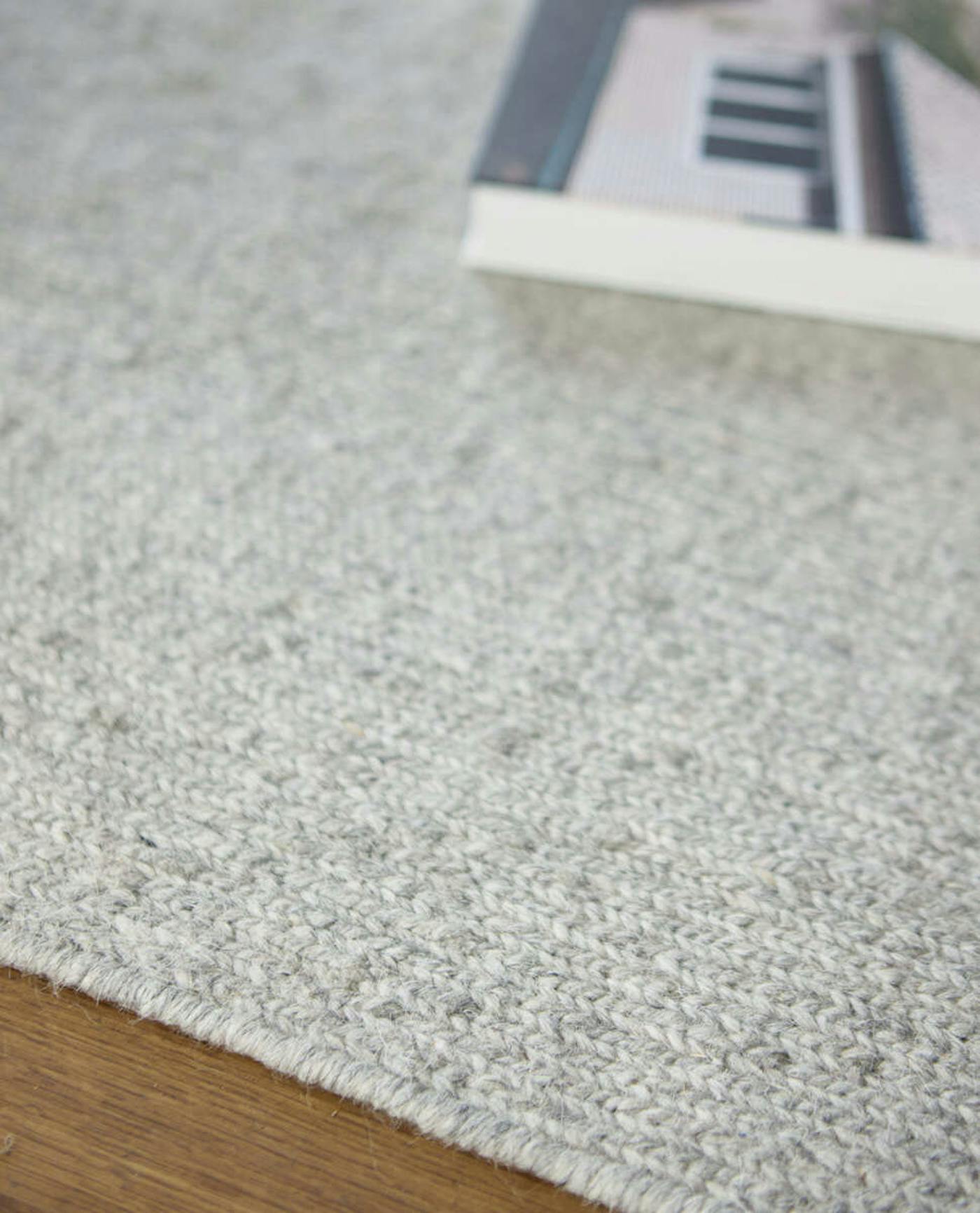Fabula Björk Sumak Rug Offwhite Lightgrey Wool Hand knotted 1127 A3 72dpi