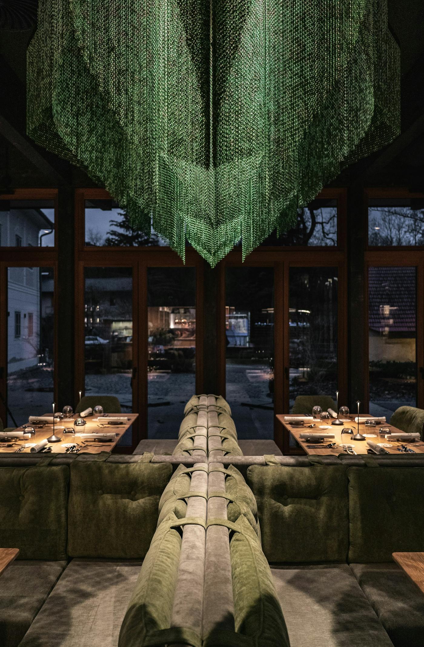Konzept K Kriskadecor Metal Chain Metall Kjetting dekor Alu Interior Design Light Restaurant Art