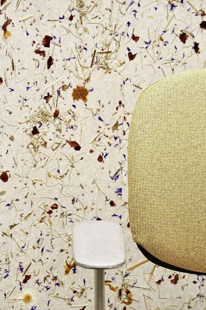 Lyddemping med skreddersydde akustikkpanel av resirkulerte blomster og strå