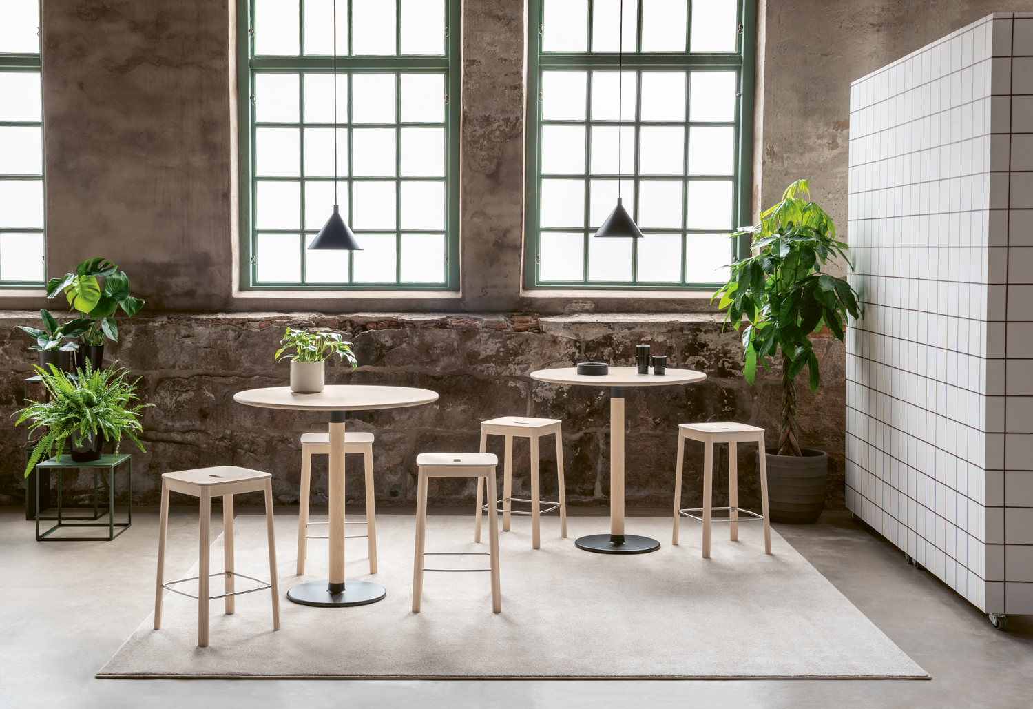 MATERIA Domino table Ø900 H900 Domino bar stool H630 Couture metal table interior 01