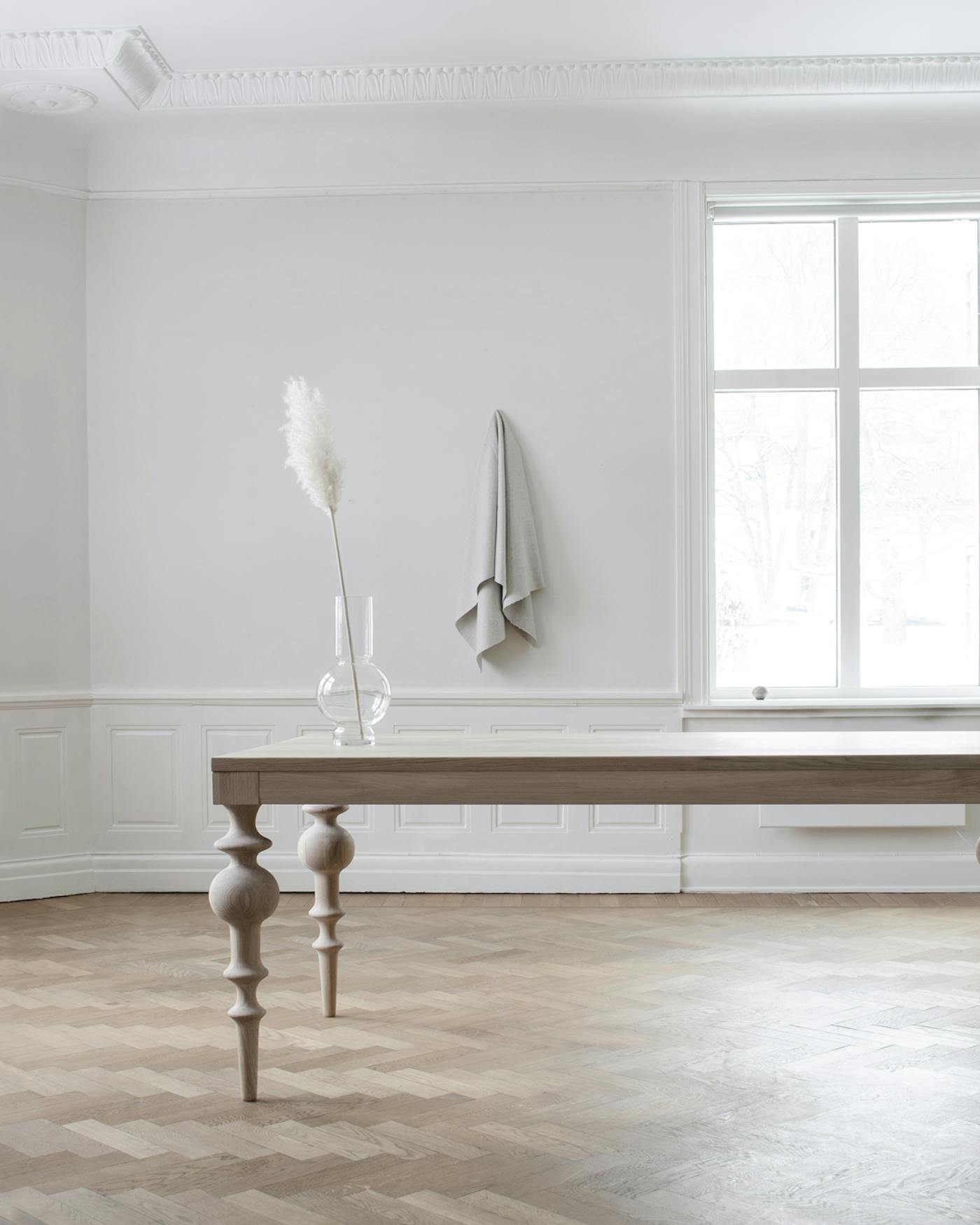 Yggoglyng Viola Dining Table